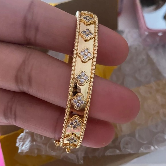 Gold Clover Bracelet - Picture 8 of 14